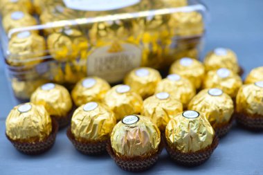 Bangkok Tayland - 15 Kasım 2017: Ferrero Rocher çikolata bir kutu. 1982 yılından bu yana bütün kavrulmuş fındık süt cho kaplı fındık krema dolu ince gofret kabukta şeker oluşur