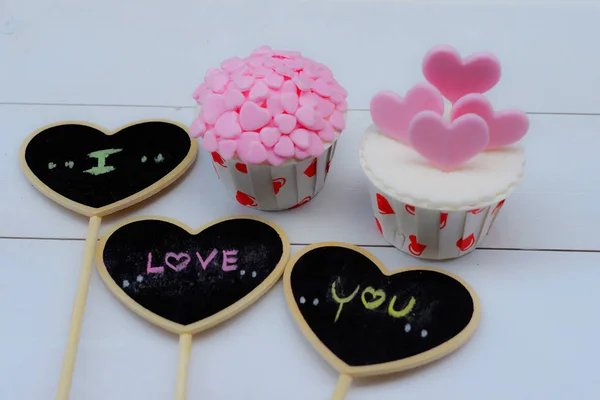 Des cupcakes avec de petits cœurs. Romantique fond d'amour. Joyeuse Saint-Valentin. Thème Saint-Valentin . — Photo