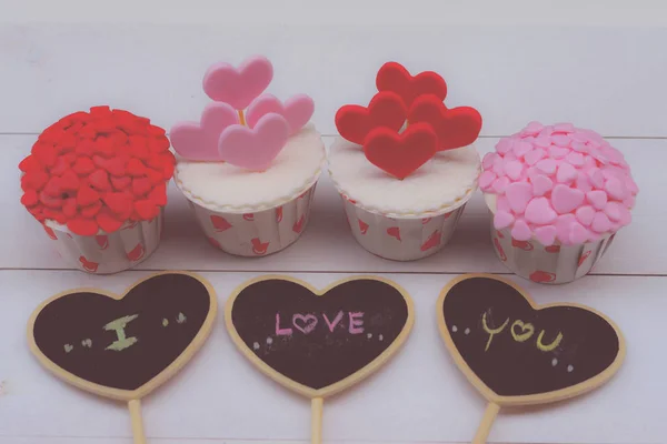 Cupcakes mit kleinen Herzen. romantische Liebe Hintergrund. fröhlicher Valentinstag. Valentinstag-Thema. — Stockfoto