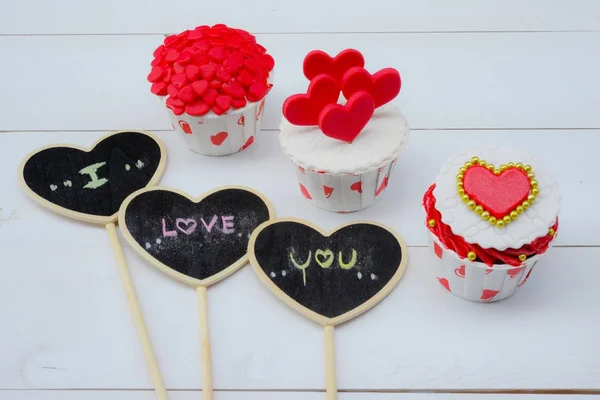 Cupcakes a kis szívét. Romantikus szerelem háttér. Boldog Valentin-napot. Szent Valentin-nap témája. — Stock Fotó