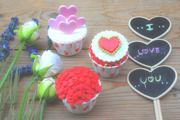 Cupcakes a kis szívét. Romantikus szerelem háttér. Boldog Valentin-napot. Szent Valentin-nap témája. — Stock Fotó