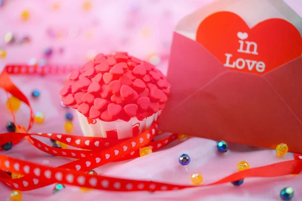 在白色木制背景上的心形装饰蛋糕 爱和情人节概念或最甜蜜的一天 — 图库照片