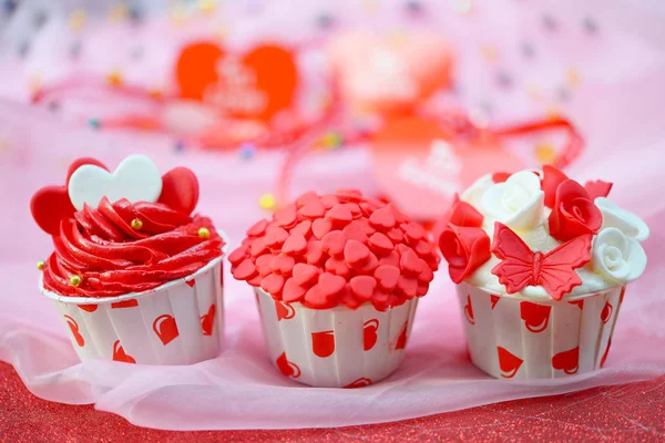Cupcake Decorațiuni Cardiace Fundal Alb Din Lemn Conceptul Dragoste Valentine — Fotografie, imagine de stoc