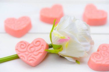 Gül ve çikolata Sevgililer