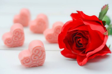 Gül ve çikolata Sevgililer