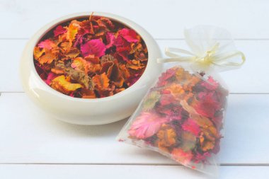 Potpuri kurutulmuş, doğal olarak kokulu bitki materyali, nazik bir doğal koku sağlamak için kullanılan bir karışımıdır 