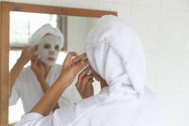 Genç Bir Kadın Spa Maskesinin tadını çıkarıyor