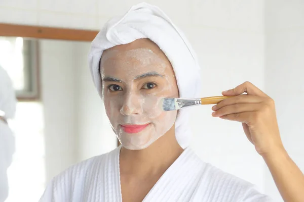 Una Joven Mujer Disfrutando Máscara Spa — Foto de Stock