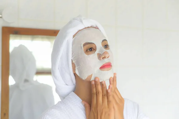 Una Joven Mujer Disfrutando Máscara Spa — Foto de Stock