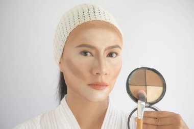 Contouring.Makeup Asyalı kadın yüzü. Kontur ve makyaj parlak nokta.