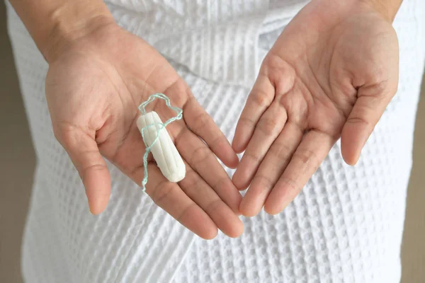 Mulher Jovem Segurando Tampão Menstruação Mão Cãibras Menstruais Femininas — Fotografia de Stock