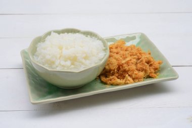 rendelenmiş domuz eti ve beyaz pirinç lapası kurutulmuş