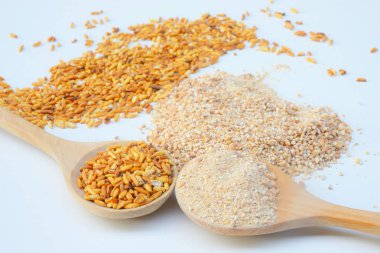 Zemin kavrulmuş pirinç Tay baharat beyaz arka plan üzerinde