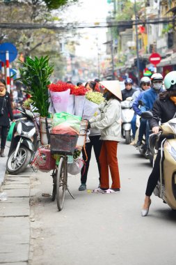 Hanoi Vietnam 6 Şubat 2018 Vietnam-Hanoi, Vietnam sokak satıcıları Hanoi'nın eski çeyreğinde hayatta