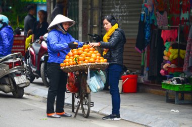 Hanoi Vietnam 6 Şubat 2018 Vietnam-Hanoi, Vietnam sokak satıcıları Hanoi'nın eski çeyreğinde hayatta
