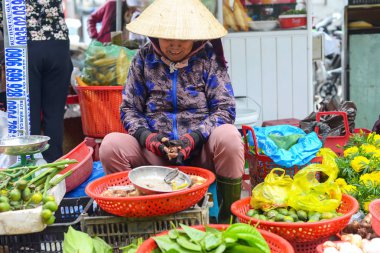 Hoi An, Vietnam - 7 Şubat 2018 kadın satmak gıda ve Hanoi sabah Pazar Old Town Vietnam çiçeklere