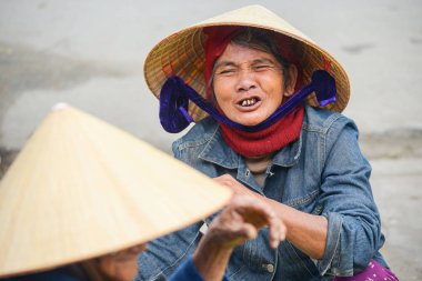 Hoi An, Vietnam - 7 Şubat 2018 kadın satmak gıda ve Hanoi sabah Pazar Old Town Vietnam çiçeklere