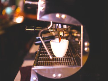 İçinde beyaz Kupası capucino espresso bir kafede kahve yapmak