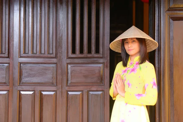 ベトナムの少女のドレスやホイアンの古い町の伝統的な帽子 — ストック写真
