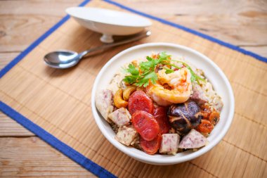 Pirinç pişmiş taro, Çin sosis, Shiitake mantar. Asya gıda