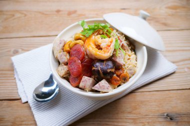 Pirinç pişmiş taro, Çin sosis, Shiitake mantar. Asya gıda