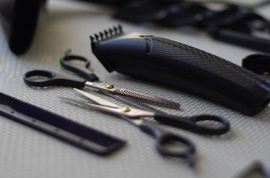 Berber ustasının aletleri. Bokeh efektli kuaför masası..