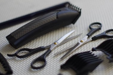 Berber ustasının aletleri. Bokeh efektli kuaför masası..