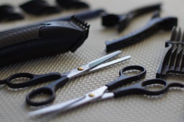 Berber ustasının aletleri. Bokeh efektli kuaför masası..