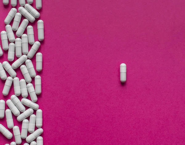 Pillen auf rosa — Stockfoto