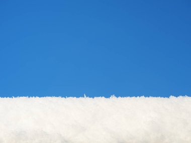 Mavi gökyüzünde beyaz kar