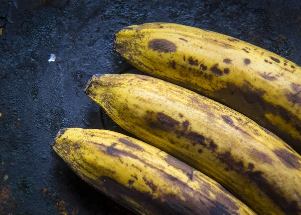 Три спелых банана — стоковое фото