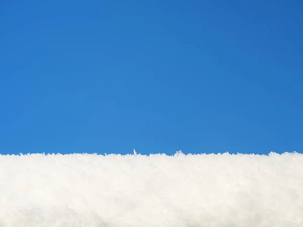 Neige blanche sur un ciel bleu Photos De Stock Libres De Droits