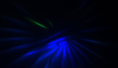 Hareket halindeki ışık parçacıkları, siyah arkaplanda parlayan çok renkli ışınlar yaratıyor. Enerji dolu parıldayan ışıklar duvar kağıdı.