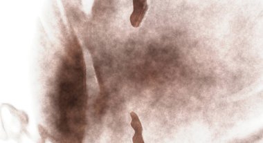 Beyaz arkaplanda soyut renkli suluboya. Dijital resim.