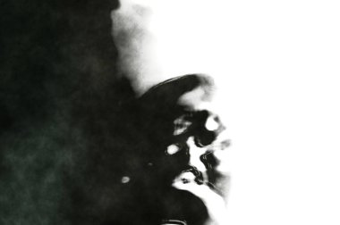 Beyaz arkaplanda soyut renkli suluboya. Dijital resim.