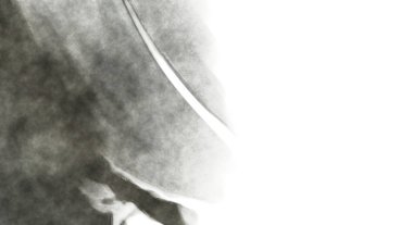 Beyaz arkaplanda soyut renkli suluboya. Dijital resim.