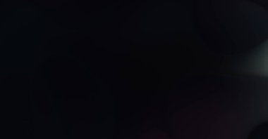 Soyut arkaplan. Sihirli enerji ve ışık hareketinin fraktal dalgaları. Parlayan ışık şekillerinin renkli duvar kağıdı şablonu.