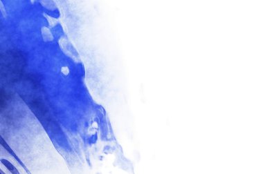 Beyaz arkaplanda soyut renkli suluboya. Dijital resim.