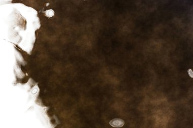 Beyaz arkaplanda soyut renkli suluboya. Dijital resim.