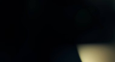 Soyut arkaplan. Sihirli enerji ve ışık hareketinin fraktal dalgaları. Parlayan ışık şekillerinin renkli duvar kağıdı şablonu.