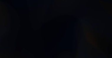 Soyut arkaplan. Sihirli enerji ve ışık hareketinin fraktal dalgaları. Parlayan ışık şekillerinin renkli duvar kağıdı şablonu.