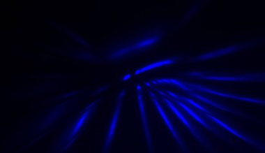 Hareket halindeki ışık parçacıkları, siyah arkaplanda parlayan çok renkli ışınlar yaratıyor. Enerji dolu parıldayan ışıklar duvar kağıdı.