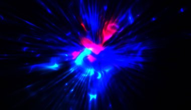 Hareket halindeki ışık parçacıkları, siyah arkaplanda parlayan çok renkli ışınlar yaratıyor. Enerji dolu parıldayan ışıklar duvar kağıdı.