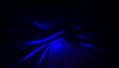 Hareket halindeki ışık parçacıkları, siyah arkaplanda parlayan çok renkli ışınlar yaratıyor. Enerji dolu parıldayan ışıklar duvar kağıdı.