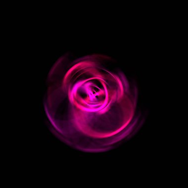 Siyah arka planda izole edilmiş dönen ışık ışınları. Dairesel hareketle parlayan renkli ışık parçacıklarının grafiksel 2d çizimi.