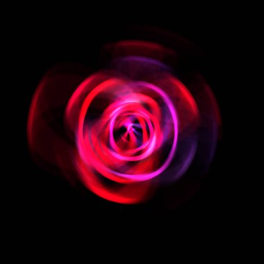 Siyah arka planda izole edilmiş dönen ışık ışınları. Dairesel hareketle parlayan renkli ışık parçacıklarının grafiksel 2d çizimi.