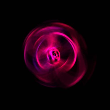 Siyah arka planda izole edilmiş dönen ışık ışınları. Dairesel hareketle parlayan renkli ışık parçacıklarının grafiksel 2d çizimi.