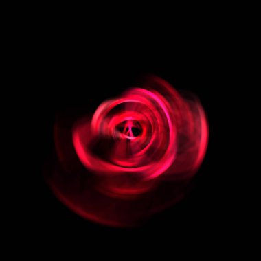 Siyah arka planda izole edilmiş dönen ışık ışınları. Dairesel hareketle parlayan renkli ışık parçacıklarının grafiksel 2d çizimi.