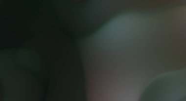 Soyut arkaplan. Sihirli enerji ve ışık hareketinin fraktal dalgaları. Parlayan ışık şekillerinin renkli duvar kağıdı şablonu.