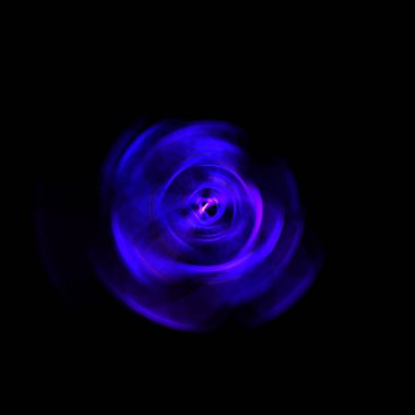 Siyah arka planda izole edilmiş dönen ışık ışınları. Dairesel hareketle parlayan renkli ışık parçacıklarının grafiksel 2d çizimi.